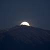 Луна выходит из-за гор. Автор: Dmitry Novikov