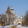 Вход в монастырь. На переднем плане Поваренная Башня. Фото: Марина Егорова