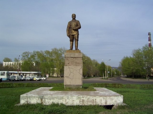 Комсомольск кирова. Памятник Кирову Комсомольск-на-Амуре. Площадь Кирова Комсомольск на Амуре. Памятник Сергею Кирову в Комсомольске на Амуре. Памятник Пушкину в Комсомольске на Амуре.