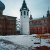 Никольский монастырь. Слева Никольский собор, справа церковь Иоанна Златоуста. Фото: