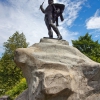 памятник гусарскому полковнику, смертельно раненному в пятку. Автор: Михаил Гризли